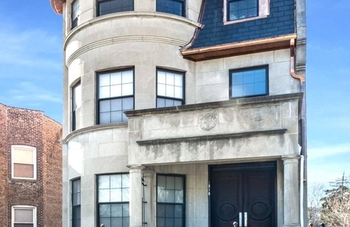 Grand Boulevard Appartement | Spacious unit in historic gem