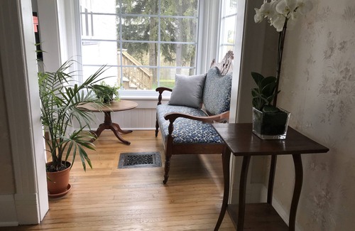 Clifton Springs Maison | Spacious updated private home, quiet neighborhood, walk to downtown.