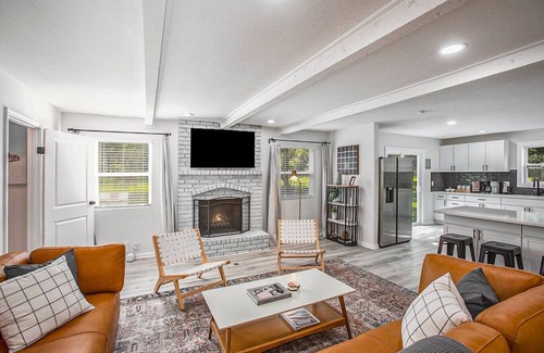 Olathe Maison | Spacious & Updated Getaway! Pool & Hot Tub 10 Beds