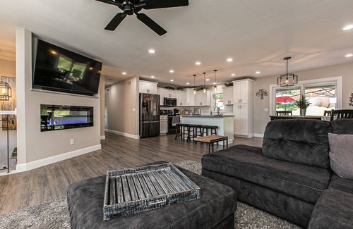 Dubuque Maison | Spacious Updated Home within Minutes to Shopping & Restaurants!u