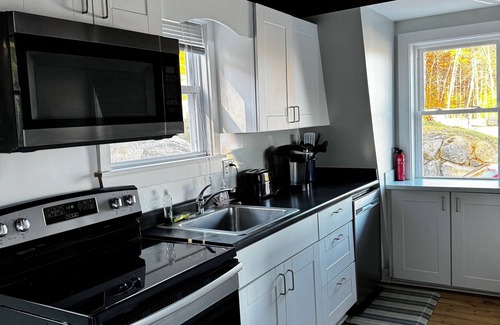 Laconia Maison | Spacious vacation spot on Lake Winnisquam! Sleep up to 8