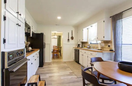 Valdosta Maison | Spacious Valdosta Retreat + Screened Porch, Large Yard & Peaceful Vibes
