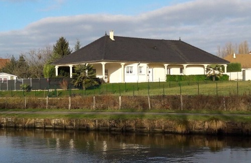 Fragnes-la-Loyere Villa | Villa spacieuse avec piscine au bord du canal