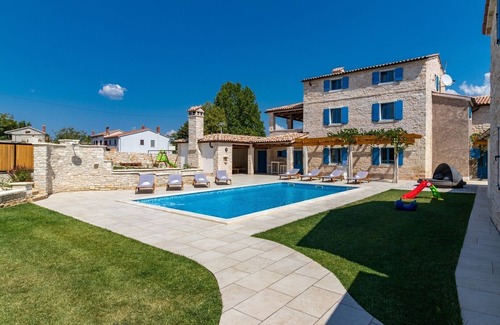 Bokordici Villa | Villa spacieuse, avec piscine privée dans un village paisible loin des foules de la ville!