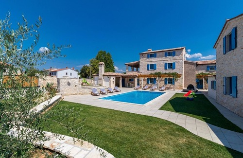 Bokordici Villa | Villa spacieuse, avec piscine privée dans un village paisible loin des foules de la ville!