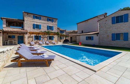 Bokordici Villa | Villa spacieuse, avec piscine privée dans un village paisible loin des foules de la ville!