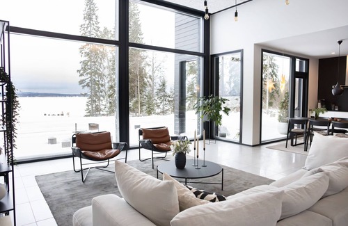 Sotkamo Villa | Spacious Villa with panoramic lake views and beachfront sauna by the beach.