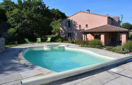 Chauzon Villa | Villa spacieuse avec piscine, jardin et jacuzzi