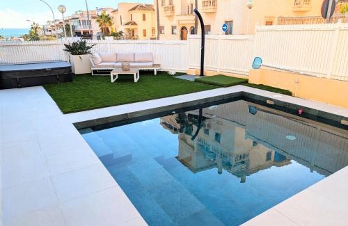 Guardamar del Segura Villa | Spacious villa with private pool and beach views
