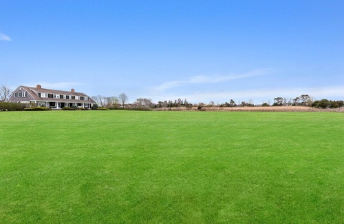 Quogue Maison | Spacious waterfront 9-bedroom house in peaceful Quogue