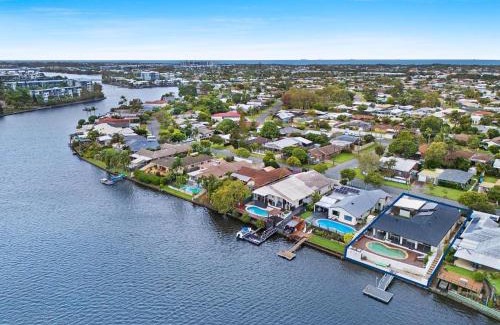 Wurtulla Maison | Spacious waterfront home with pontoon, pool, BBQ