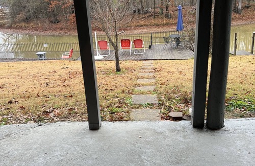 Sardis Cabine | Spacious waterfront cabin located on the lower Sardis lake.