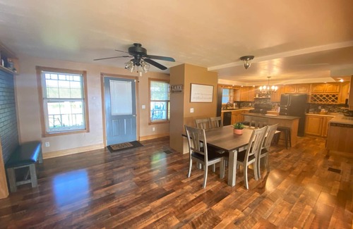 Brier Hill Maison | Spacious Waterfront Cottage on Black Lake fits up to 10