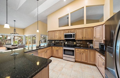 Greenview Shores Maison | Spacious Wellington Villa with heated pool