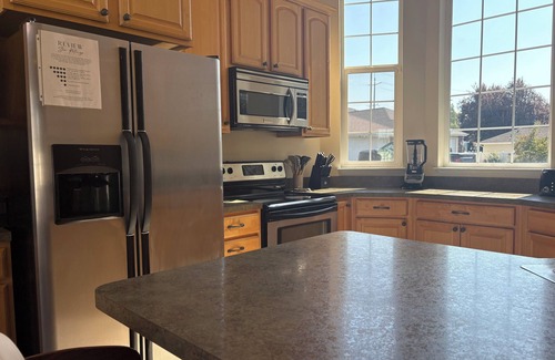College Place Maison | Spacious with 5 beds, games, gourmet kitchen close to downtown,By Oasis Escapes,