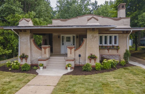 Waupaca Maison | Spanish Charm 4bed/3bath Downtown Waupaca!