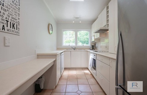 St. Heliers Maison | Spanish Charm: Stylish 3BR Steps from the Beach