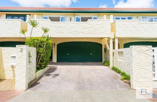 St. Heliers Maison | Spanish Charm: Stylish 3BR Steps from the Beach