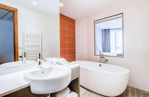 Le Bourg - Gare De Vaise Hôtel | Hotel ParkSaône