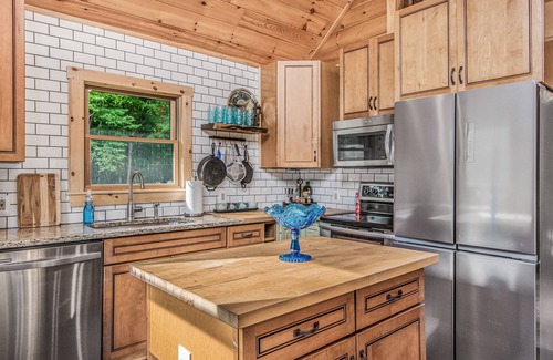 Denver Cabine | Sparkling Super-Private Cabin, Hot Tub, Firepit, Early Check-In!