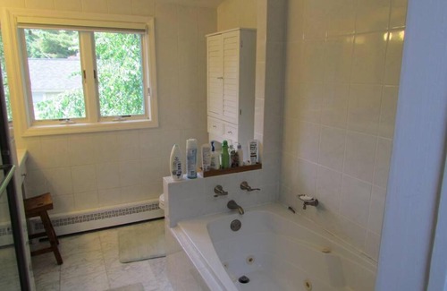 Lake Mohawk Maison | Sparta, NJ - Lakeside Retreat Only An Hour Away From NYC