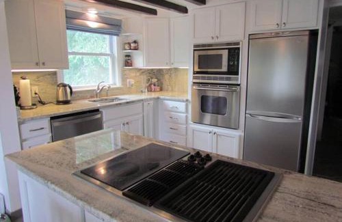 Lake Mohawk Maison | Sparta, NJ - Lakeside Retreat Only An Hour Away From NYC