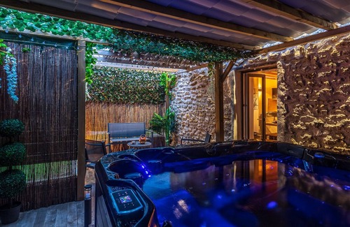 Pezarches Maison | Suite SPAtio - Jacuzzi Privé - 20min Disneyland PARIS
