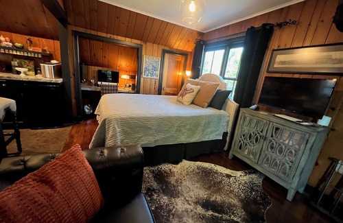 College Hill Appartement | Speakeasy-Inspired Carriage House in Charming College Hill Neighborhood