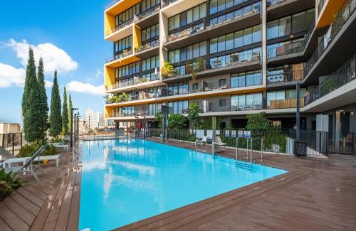 American Colony Appartement | Specelter Views with a Pool Neve Tesedek