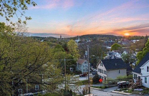 Amesbury Copropriété | Ames for Fun: Near town, parks, art studios; eateries, family friendly, sunset views, Fast WiFi
