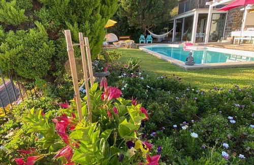 Prazeres Villa | Villa típica en la isla de Madeira con piscina y vistas al mar.