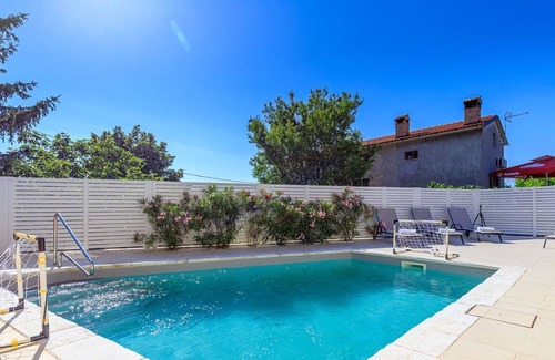 Farini Cottage | Villa spéciale en pierre et meublée de façon moderne à Visnjan à 10 km de la mer