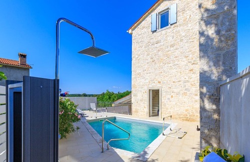 Farini Cottage | Villa spéciale en pierre et meublée de façon moderne à Visnjan à 10 km de la mer