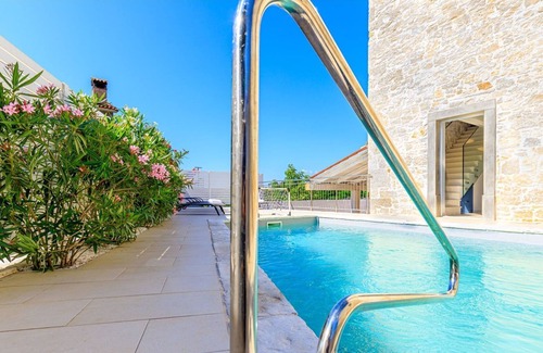 Farini Cottage | Villa spéciale en pierre et meublée de façon moderne à Visnjan à 10 km de la mer