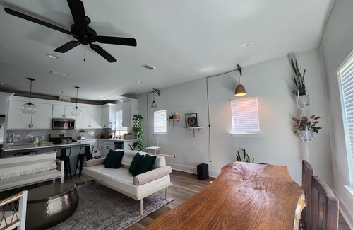 Tallahassee Maison | SPECIAL SUMMER PRICING: Stylish 3BR/3.5BA, Walk to Whole Foods, Dining & Parks