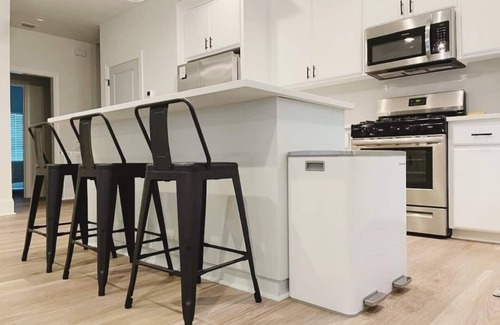 Tallahassee Maison | SPECIAL SUMMER PRICING: Stylish 3BR/3.5BA, Walk to Whole Foods, Dining & Parks