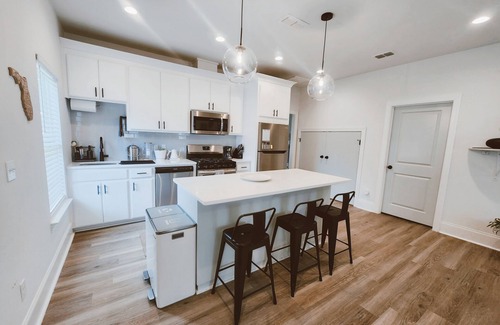 Tallahassee Maison | SPECIAL SUMMER PRICING: Stylish 2BR/2BA. Bright, Comfy, Clean. Midtown w/ Yard