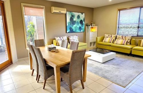 Williams Landing Maison | Specious ex-display 5 BDR house,up to 15 guests- Williams Landing