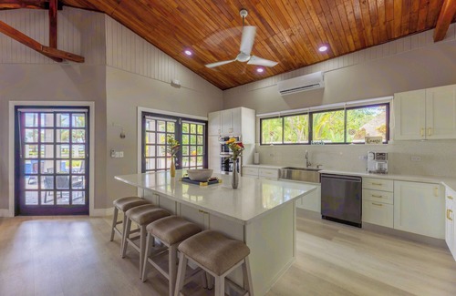 Parrita Maison | Spectacular Beachfront Home in Playa Palo Seco