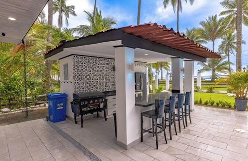 Parrita Maison | Spectacular Beachfront Home in Playa Palo Seco