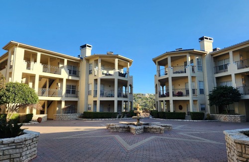 Lago Vista Copropriété | Spectacular 2-bedroom Lakefront Resort Type Condo in Lake Travis