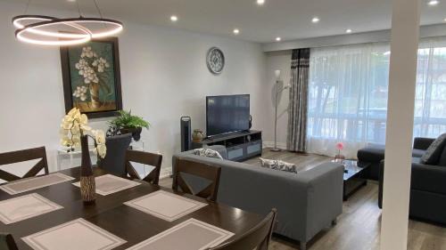 Kingsview Village Appartement | Spectacular 3 BR 2 WR House - Close to Airport