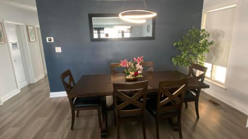 Kingsview Village Appartement | Spectacular 3 BR 2 WR House - Close to Airport