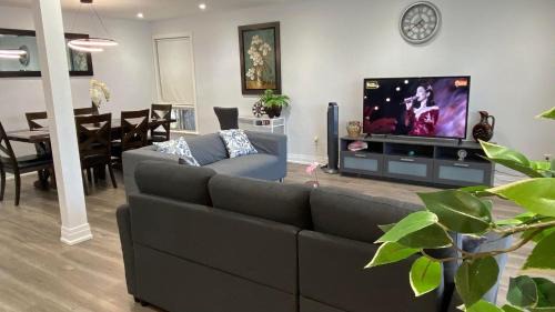 Kingsview Village Appartement | Spectacular 3 BR 2 WR House - Close to Airport