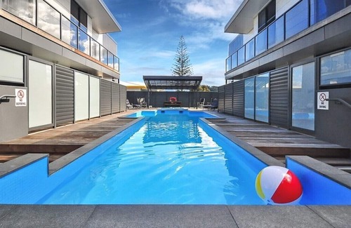 Whangamata Appartement | Spectacular Apartment with Spa pool, Heated Swimming pool, Private Decks & some
