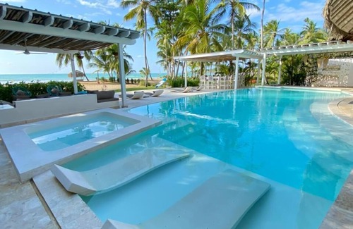 Puerto Bahia Villa | Villa de luxe sur la plage avec 11 chambres, 12 salles de bain, 22 couchages, piscine, jacuzzi.