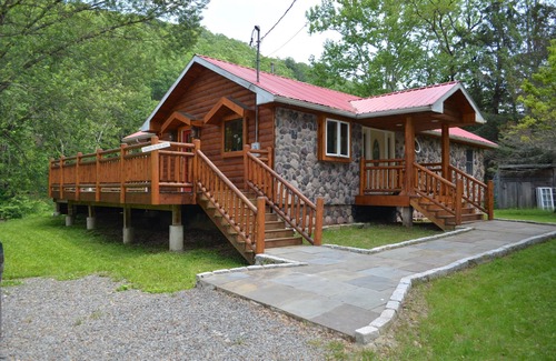 Starlight Cabine | Maison en bois rond sur le front de mer Catskill Mountain récemment rénovée