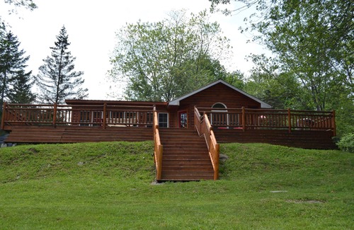 Starlight Cabine | Maison en bois rond sur le front de mer Catskill Mountain récemment rénovée