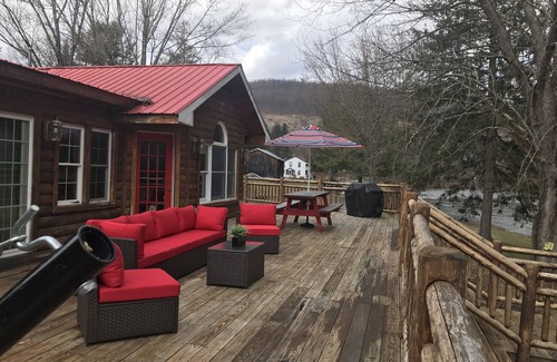 Starlight Cabine | Maison en bois rond sur le front de mer Catskill Mountain récemment rénovée