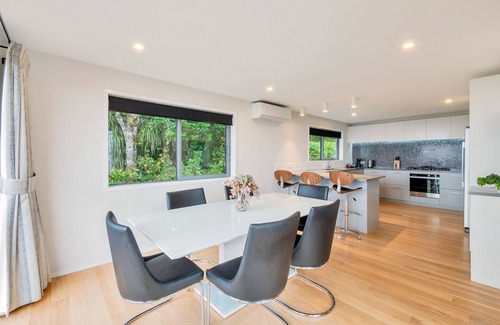 Waiatarua Maison | Spectacular Hilltop Retreat near Piha